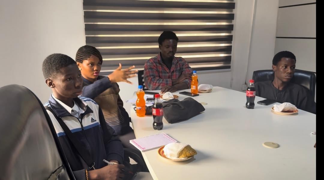 Students in a project meeting around a table